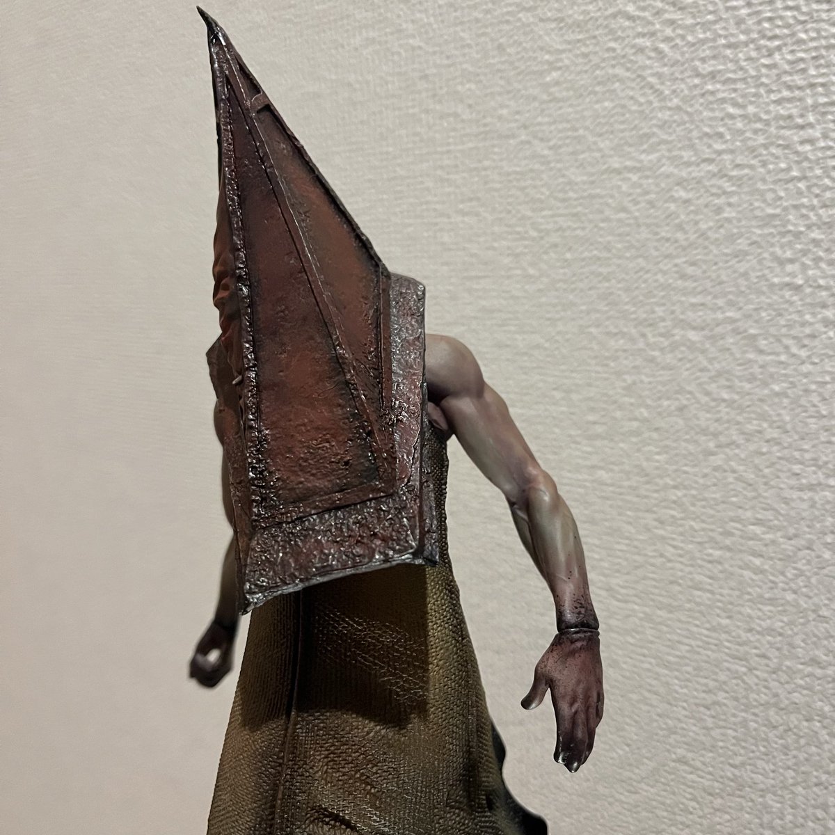 Collar_Kanae's tweet photo. KONAMIプライズのred pyramid thingフィギュアを斧意外全てリペイントし更に生々しく表現
原型もゲーム映像のままのモノトーン塗装も素晴らしいので三体入手し一体を遊ばせて頂いた
秋葉原ラジオ会館ボークスボビースクエアさんにてファレホコンテスト用に現在展示中です
#silenthill
#valejo
#paint https://t.co/g1oVUuhBOS
