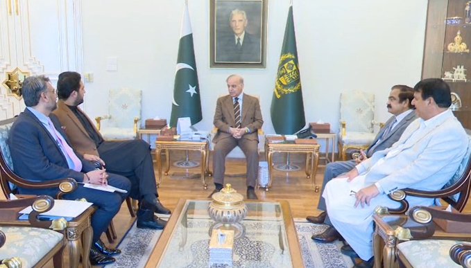 tariqmateen's tweet image. ن لیگ والے سہیل آفریدی کے ایسے بیٹھنے پر اعتراض کر رہے ہیں ۔ یہ انداز حلال اور جائز ووٹوں کے اعتماد کی وجہ سے ہے۔