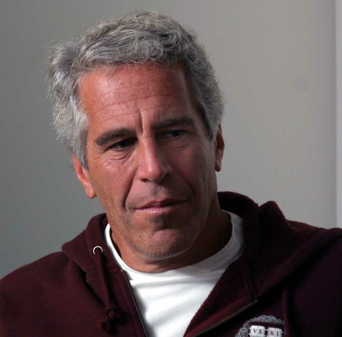 Epstein Files ने दुनिया को झकझोरा है।

लेकिन भारत को भूलना नहीं चाहिए कि यहाँ भी एक काली फाइल मौजूद है — मुज़फ्फरपुर बालिका शेल्टर होम कांड।

भारत में बृजेश ठाकुर ने नाबालिग बच्चियों के लिए
सरकारी मदद से शेल्टर होम चलाया,जो प्रभावशाली नेताओं और सिस्टम के लोगों के लिए शोषण का