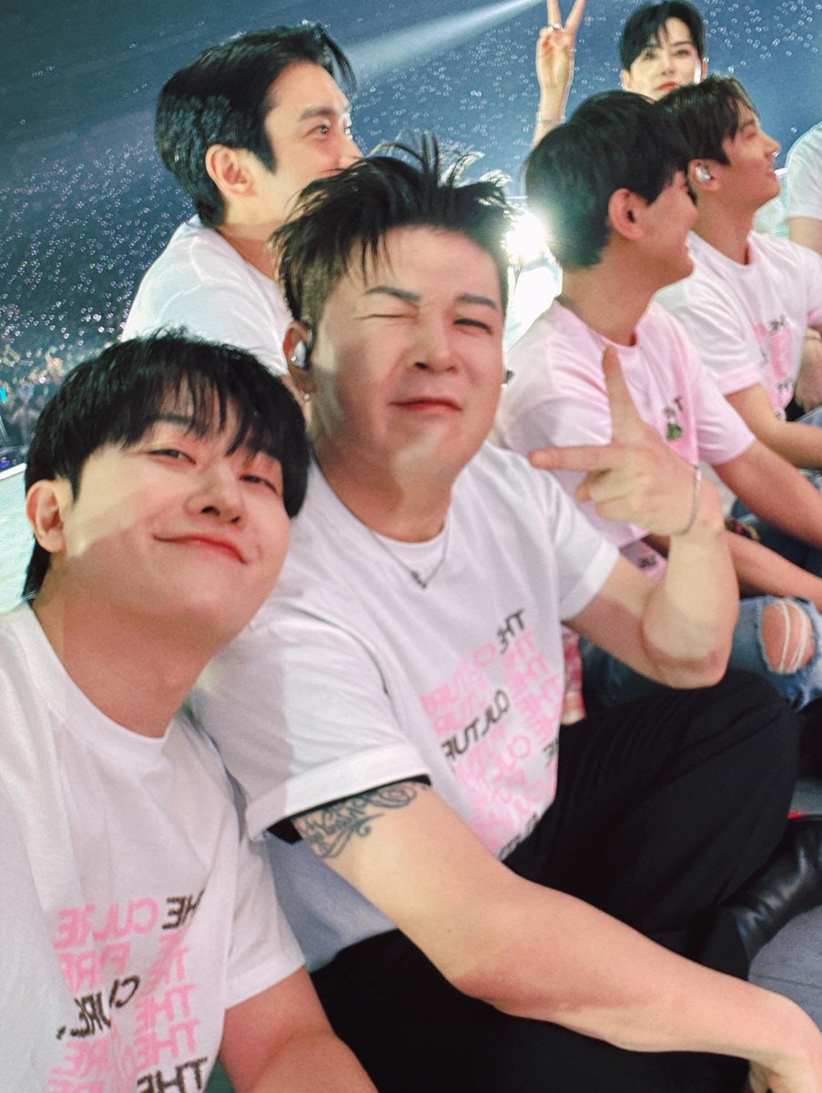 zhoumi4l9's tweet photo. 🩷🩷🩷🩷
#SMTOWN
#SuperJuniorM https://t.co/AlMDY1jg1E