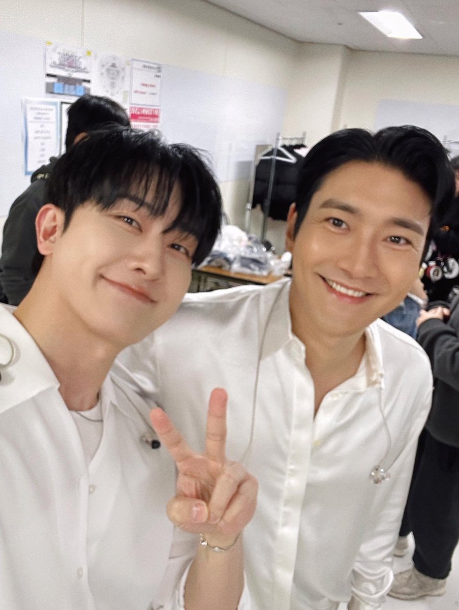 zhoumi4l9's tweet photo. 🩷🩷🩷🩷
#SMTOWN
#SuperJuniorM https://t.co/AlMDY1jg1E