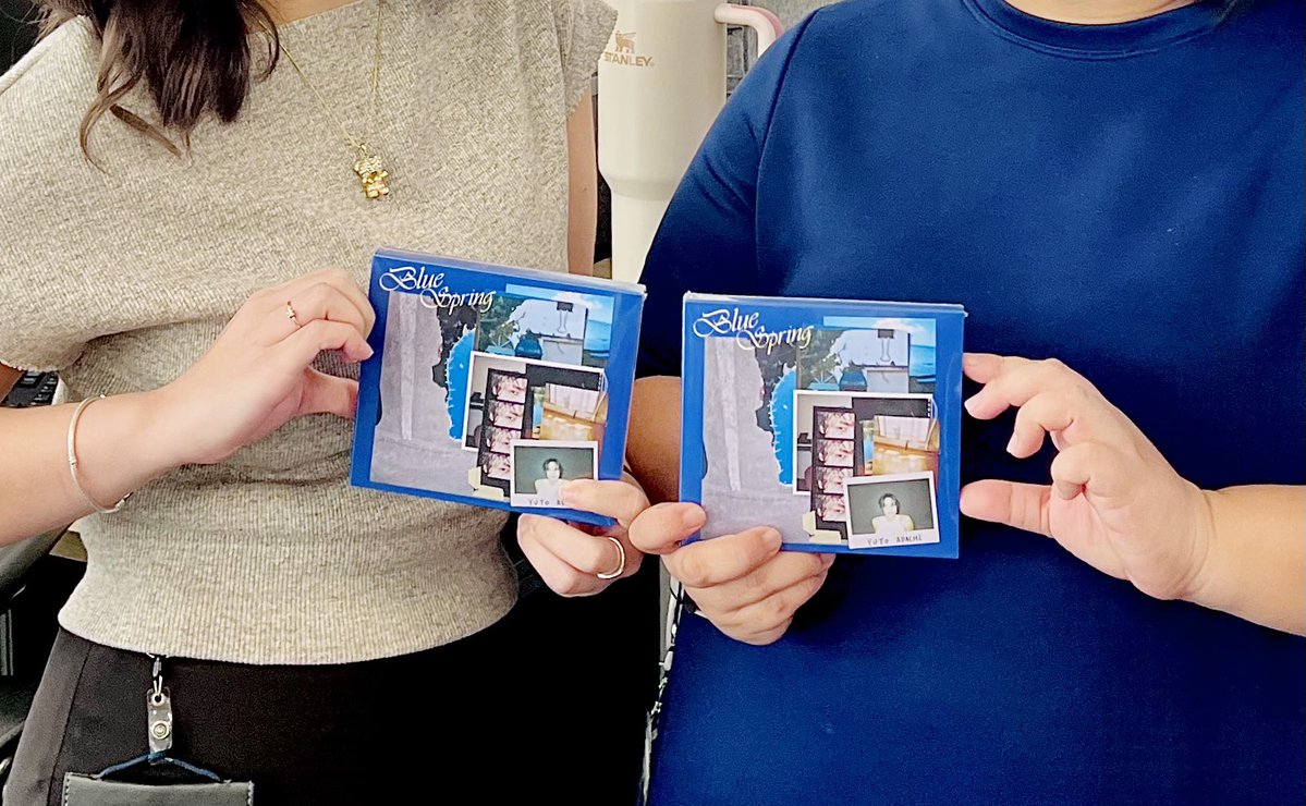 yutodaaaaaaaaaa's tweet image. Told Yuto during one of our video calls at the #BLUESPRING event that I’d give his CDs to my friends and officemates—and I finally did. 🤭 Now they’ll understand why I go to Japan so often. 😉✨

#安達祐人 #YUTOADACHI @AYUTO_official