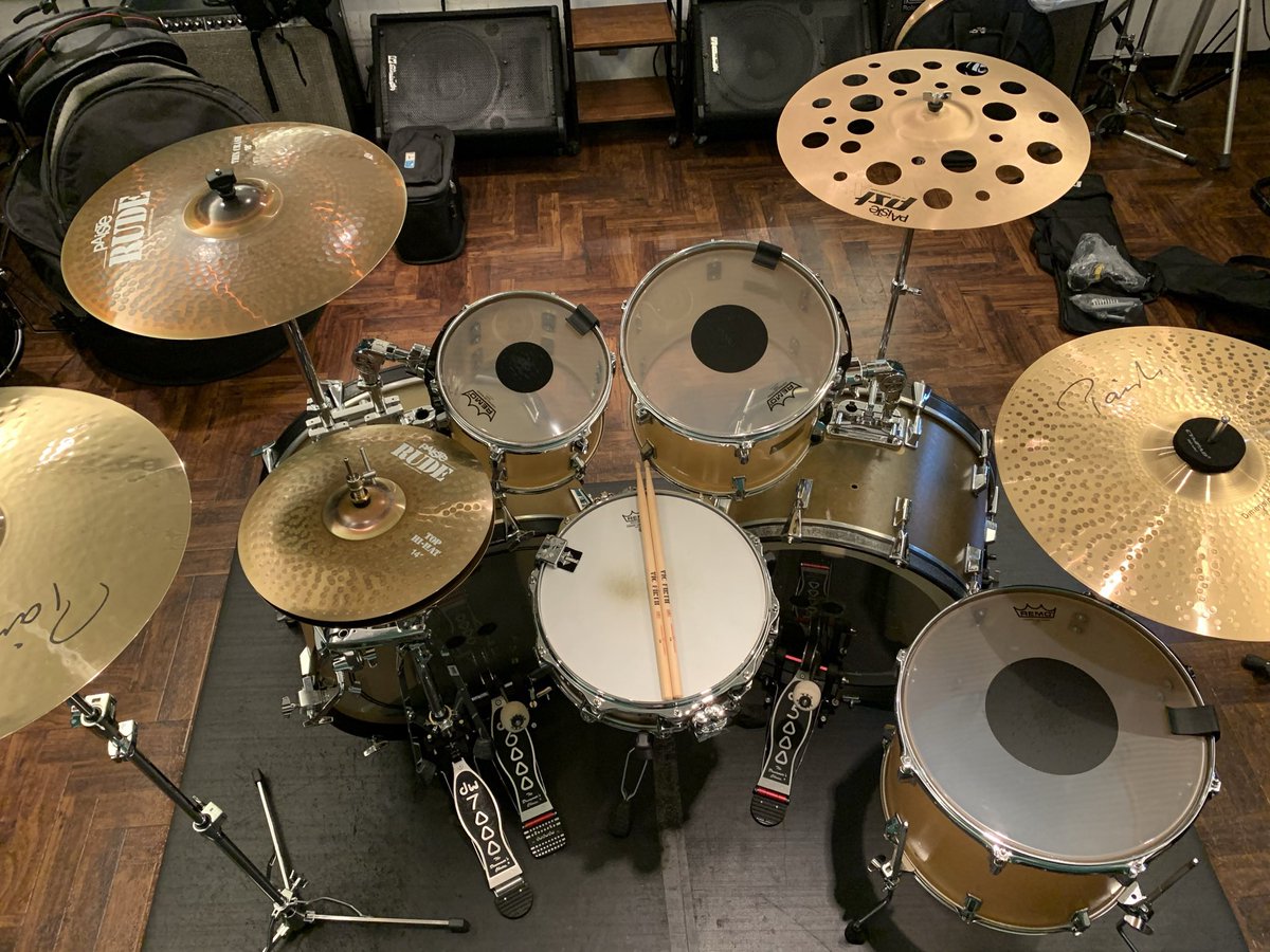 drums_koma's tweet image. MyDrumSetをバシバシ使いたいのだが何せ機材車手放して何年も経つので使いたい時はバンドメンバーの車で運んでもらうしかない😇
基本2Bass,2Tom,2Floorです🥁
(写真は1Floor)
#ドラムセット
