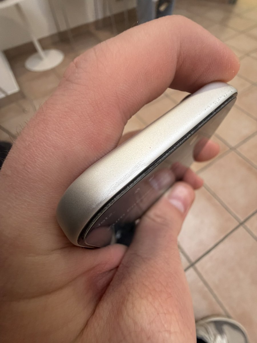 Hatte schon mal jemand von euch so einen Schaden beim iPhone 17 Pro?

Das ist das Handy von meiner Freundin 

War immer in einer Hülle, ist auch nicht runter gefallen. Die Hülle hat in der Region auch keine Schrammen oder Macken (Original Clear Case)

#iPhone17Pro <a href="/AppleSupport/">Apple Support</a>