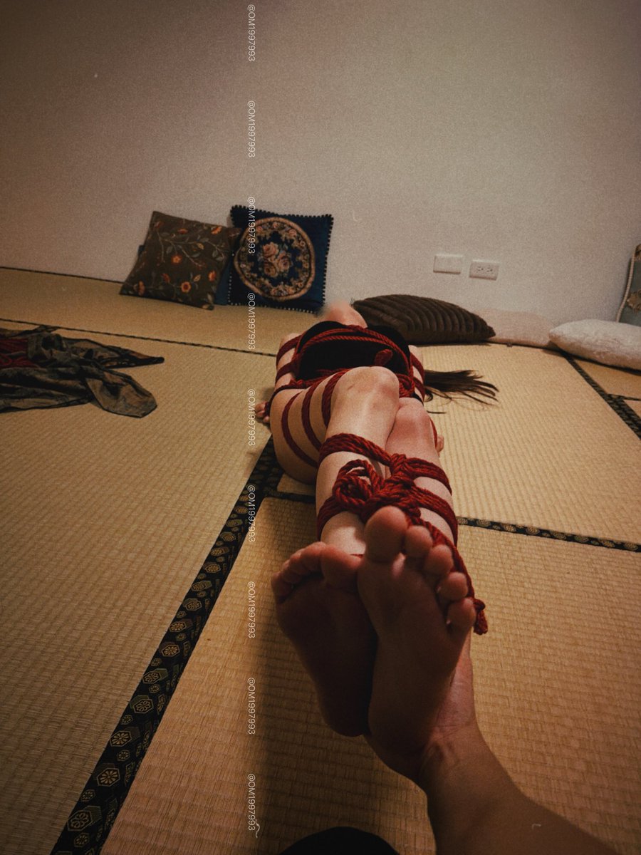 [脫離捆工日記]
引用一下小度說的
意念先於行動

這個時候我覆蓋在身上的不只是繩子
是整個人的延伸
從呼吸心跳體溫 從給予到承接
都跟著繩子一條一條的覆蓋上去

彼此一起沈浸在繩子的精神時光屋裡
互相感受 就是我覺得繩最有趣的地方了

🧵<a href="/missleschen/">凌程</a>