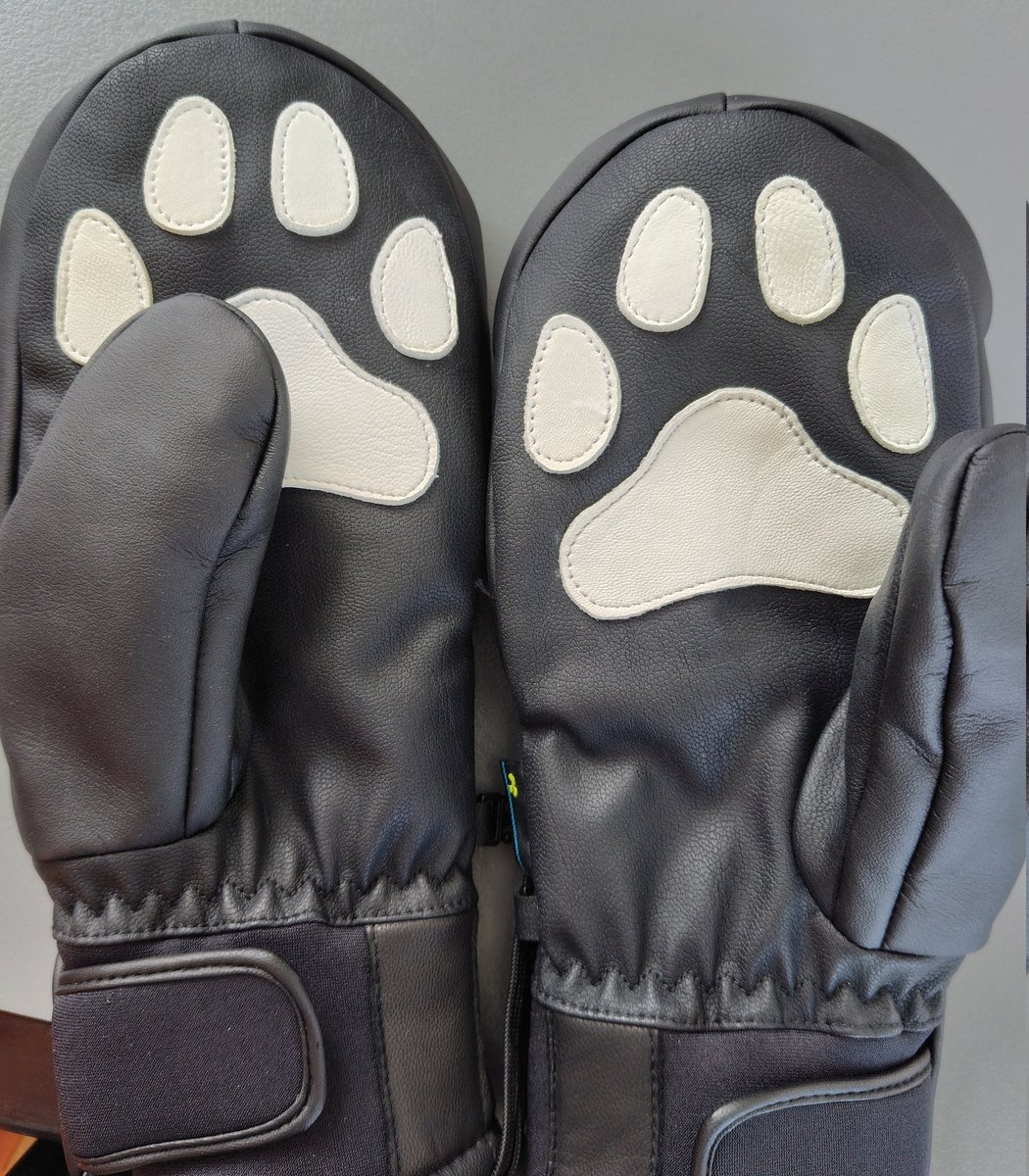 新しく、てぶくろをお迎えしました…
やっぱり肉球ｶﾜ(・∀・)ｲｲ!!
ミトン温かい😳
今まで5本指だったから、思った以上に人差し指を使っていたことに気づきました

3本指+肉球を諦めていませんよ
#オガサカスキー
さま、よろしくお願いします🙇