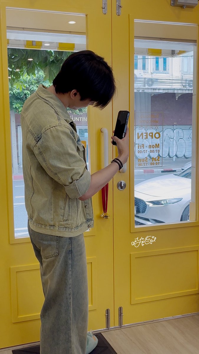 the same cafe☕️
the same mirror🪞
the same cutie🐰

#NiceBoripat