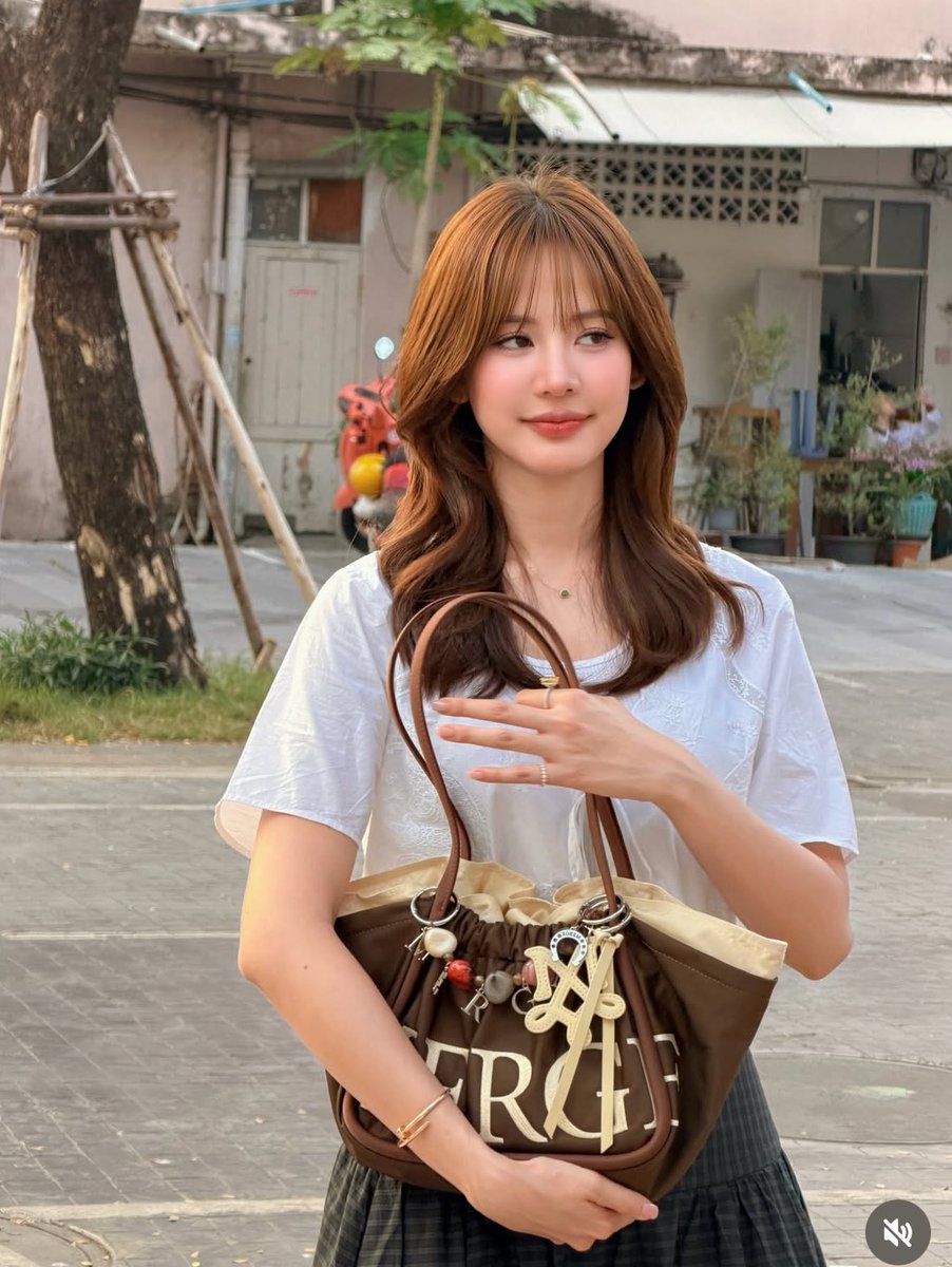 เรฟทรงผมโบว์เมลดา :