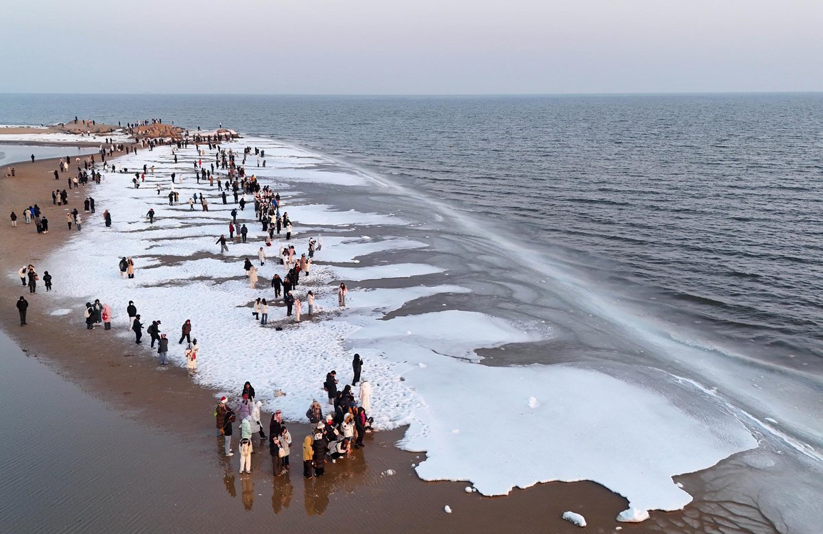 FlyOverChina's tweet image. Winter wonderland!
❄ Tourists explore a beach covered with sea ice in Beidaihe, north China. 
#wintertravel #flyoverchina
📷 Yang Shiyao