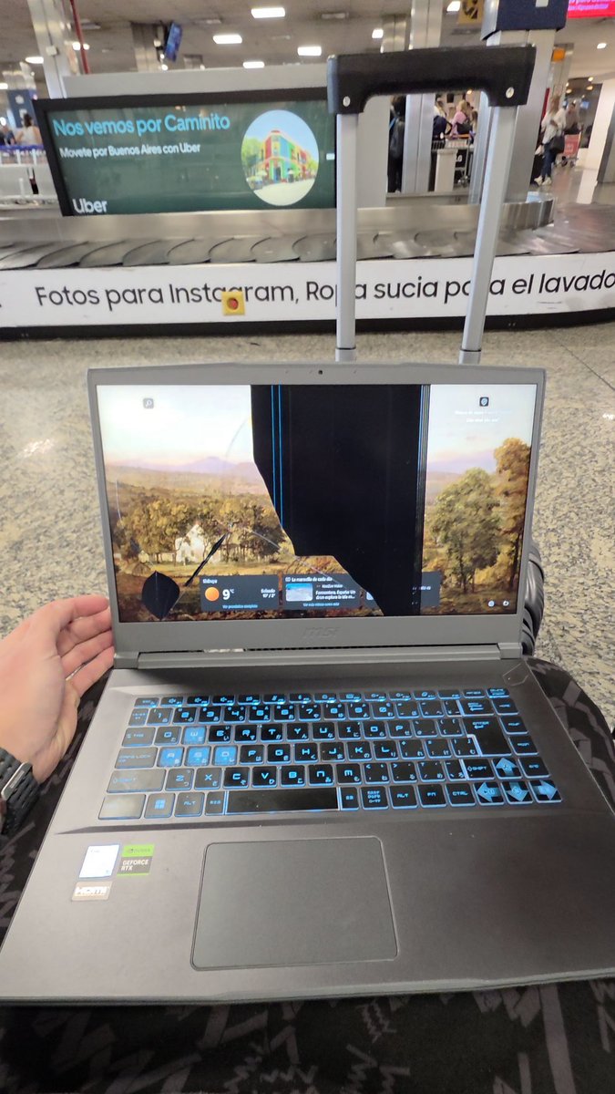 Hola <a href="/CopaAirlines/">Copa Airlines</a>. Acabo de llegar de México a Argentina y asi esta mi computadora.

El equipaje carry-on fue despachado de forma obligatoria en puerta de embarque. Apenas llegué a Ezeiza vi el daño, pero no pude hacer el PIR en área de equipaje porque no había personal