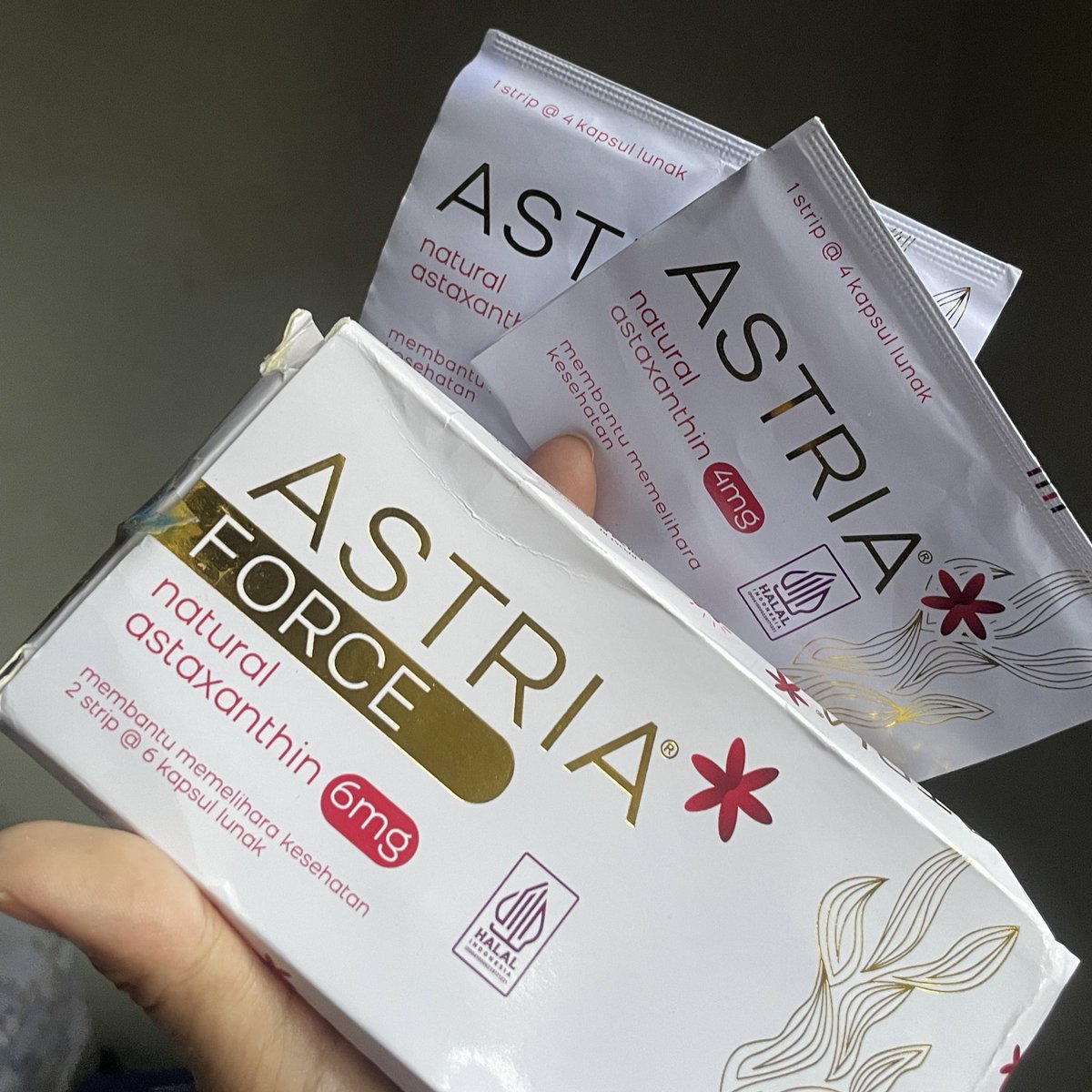 cacaayana's tweet photo. Akhirnya nemu ASTAXANTHIN yang ga bikin kantong kering

Hasilnya tetep bikin kulit glowing tanpa makeup 🥹🫰🏻 https://t.co/M52lvb5uVG