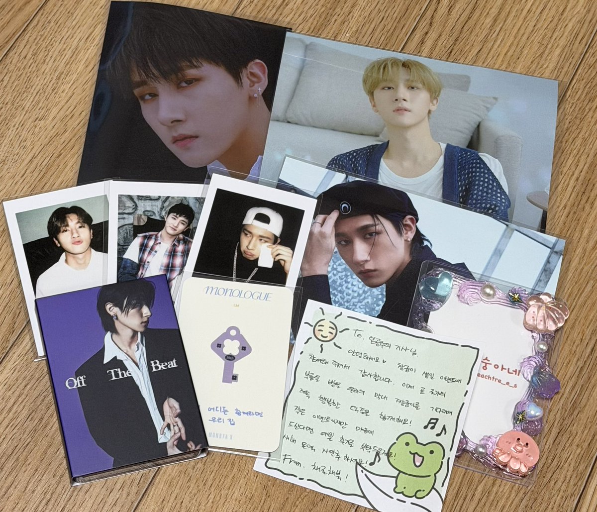 💜채굴채북쌤 이벤트당첨후기💜
꿍이랑 저랑 생일이 하루차이라 제 생일선물을 받은 느낌ㅠㅠ💚옾더빝에 모노로그MD에 탑로더,정성가득 손글씨편지까지!엄청 갖고싶었는데 너모행복해요마음도 풍족해지고 제 덕질용상자도 풍족해졌어요🫶 소중히 감사히쓰겠습니다! 채굴채북쌤 복많이많이 받으세요💚