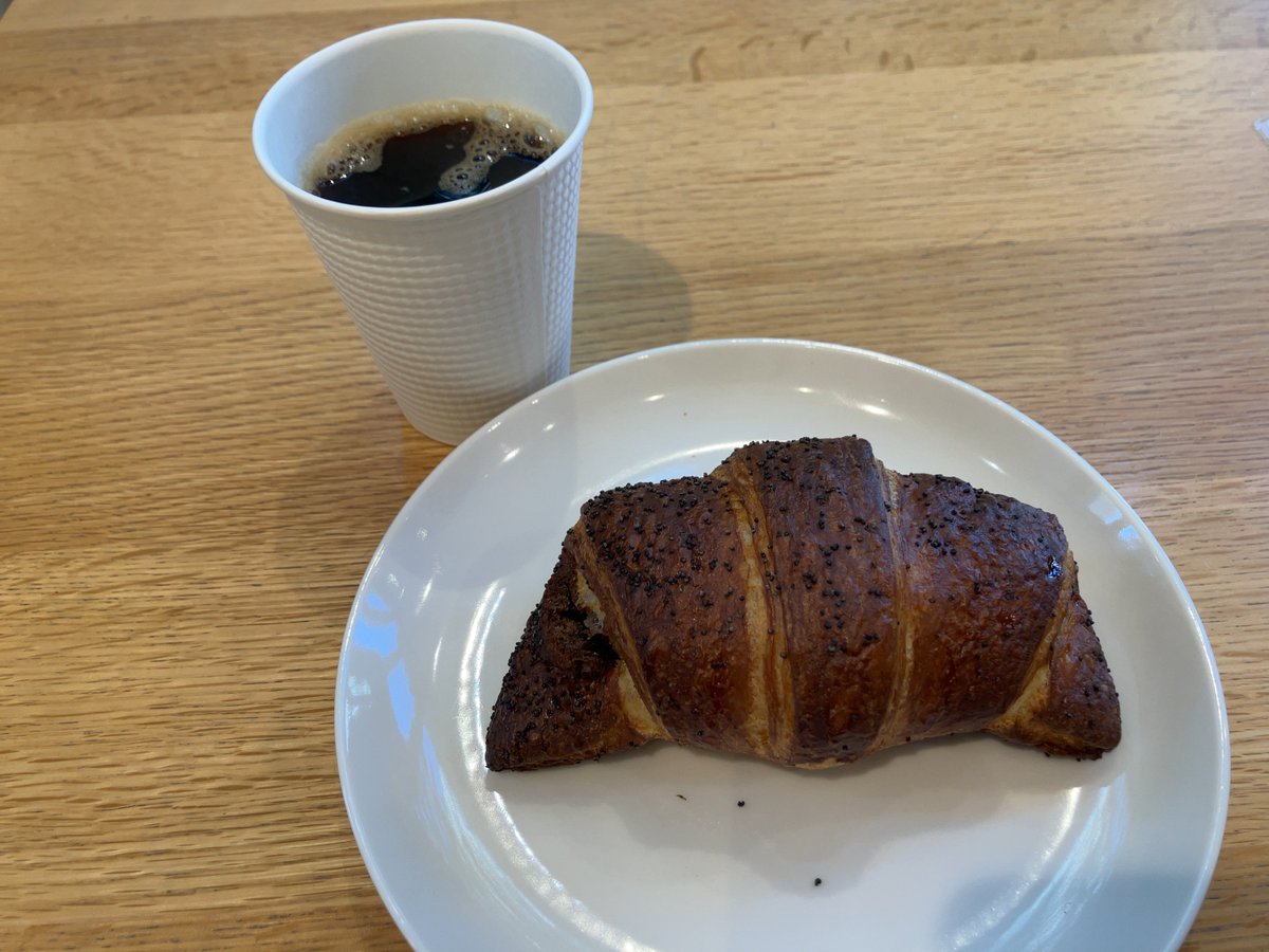 morisawamiyuki's tweet photo. フリーでオンラインで成り立つ仕事だと、飲まず食わず寝ず遊ばず外出せずで仕事し続けてしまう。若かりし頃はそれでも大丈夫かもしれないが、歳を重ねたら、できるけど、やってはイカン！と理解し、半ば強制的に外出し、なんとか自分に気分転換をさせる。でもやる事が頭から離れない😭休むって難しい😓 https://t.co/4WiIlpKNIs