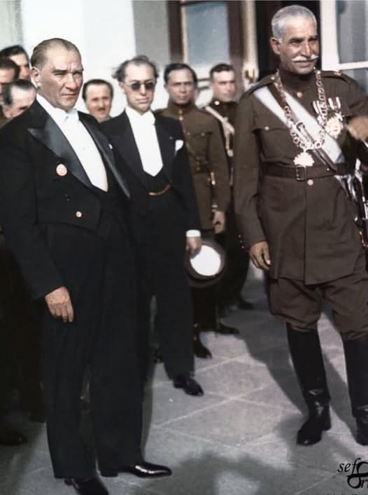 HANGİ CUMHURİYET !!!
Sene 1955.. 14 yaşında elimde tahta bavulla Askeri mektebe giderken tramvay sahanlığında devletin komiseri merhum babamın sözlerini hiç unutmadım: " Oğlum! Bu millet 500 sene sopayla güdülmeye alışmıştır. O sopa ordunun elindedir. İstikbalin parlak"