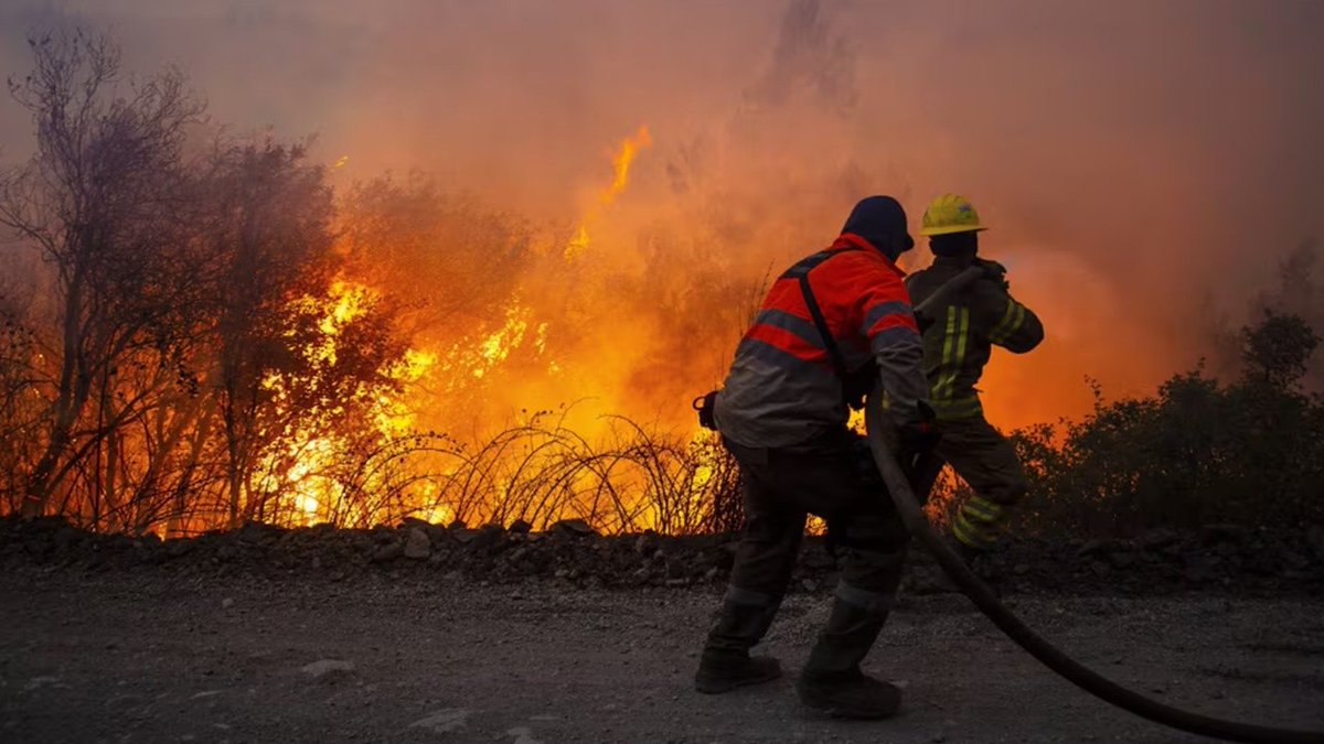 ElExtremoSur's tweet image. #EES Chubut enfrenta un incendio forestal sin precedentes: ya arrasó unas 50 mil hectáreas y avanza por zonas de difícil acceso. Más de 500 brigadistas combaten las llamas, agravadas por vientos, altas temperaturas y una fuerte sequía. elextremosur.com/nota/57033-mas…