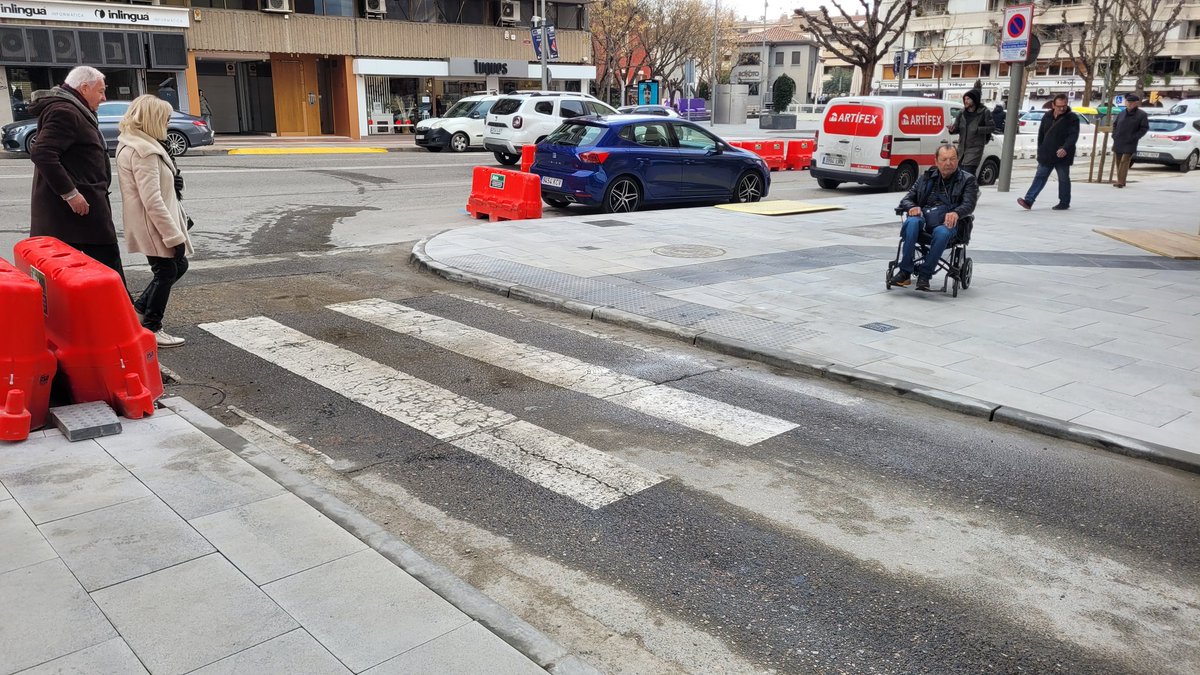 No puc creure que, quan ja estavaen "arreglades", hagin de refer aquestes voreres de Balmes i Rovira Roure perquè es van descuidar posar-hi rampes. Deu ser cosa meua.