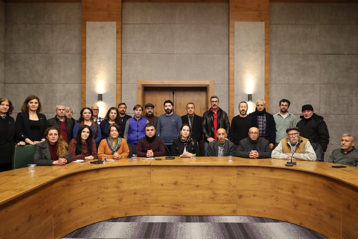 Amed: Deklareya Hevpar a Nivîskar û Rewşenbîren Kurd...

🔴''Wekî nivîskar û rewşenbîrên Kurd, em di bin sîwana PENa Kurd, Komeleya Wêjekarên Kurd û YEW Kurdê de, ji bo nirxandina geşedanên li Rojavayê Kurdistanê û diyarkirina helwesteke neteweyî hatin cem hev...''