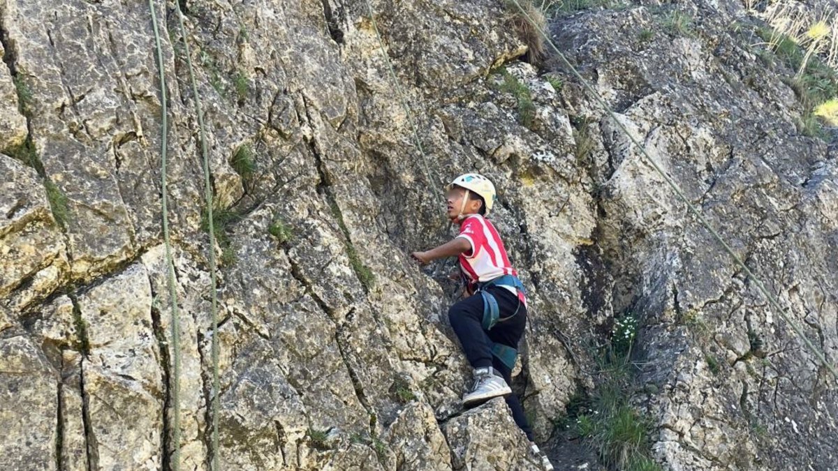 Hoy en Irlanda celebran el Día de Santa Brígida (1 de febrero; el festivo es hoy) 🌿 inicio de la primavera.

Aquí, en pleno invierno y día gris, recordamos algunos momentos de grupos que vinieron la primavera pasada a GMR Camps — la luz siempre vuelve ☀️✨