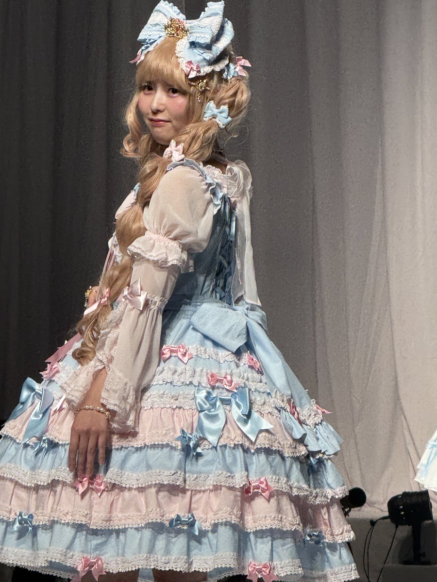 sweets_kum's tweet photo. 今年印象的だったのは、サックスxピンクのミルフィーユな感じと、あとドレスの美しさ。最高の1着だなと思った。(4K見れます #babyfs2026 https://t.co/2mZWSJsrEx