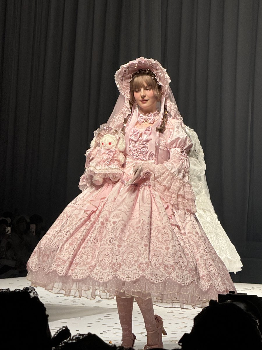 sweets_kum's tweet photo. 今年印象的だったのは、サックスxピンクのミルフィーユな感じと、あとドレスの美しさ。最高の1着だなと思った。(4K見れます #babyfs2026 https://t.co/2mZWSJsrEx