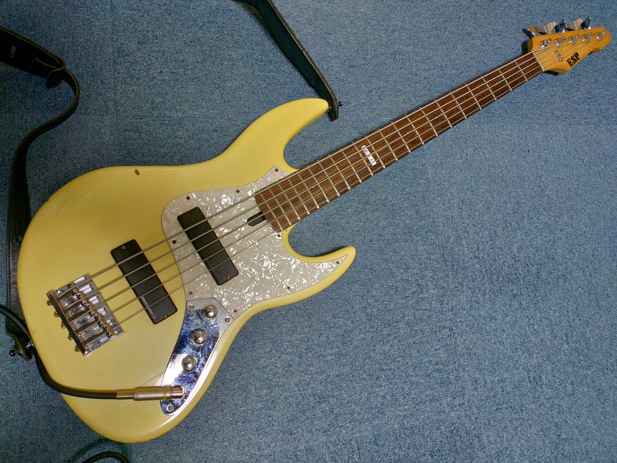 本日引きこもってレコーディング。

無事に終わり、さっき提出したけど、OKでたらいいなぁ。

最近、普段弾かないタイプの曲を録ることが多いので、とても勉強になるし、楽しい。

#Expro
#Radial
#Boss
#DiamondBassComp