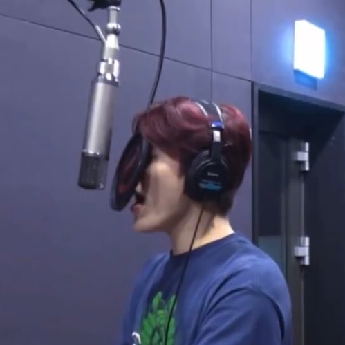 まさかの頑張ってメッセージが来ると思ってなくて、とても嬉しいのです。🫰🏻問題集と8月からこういう状態なので返信待っててねー！ありがとうありがとう😭🩵🩵🦭