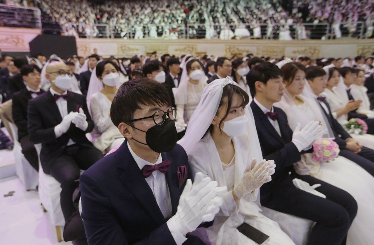 Kwonajiun's tweet photo. 「祝福結婚は❓実際によく聞く質問 7つ」

Q1.

「好きじゃなくても、結婚できますか？」

はい、できます。
でも正確に言うと——
「好きになる前提」で結婚する、という考え方です。

恋愛結婚は
「好き → 結婚 → 維持を努力」

祝福結婚は
「方向 → 約束 → 愛を育てる」

愛は“条件”ではなく、
“結果”として育っていくものです。

Q2.

「本当に運命の人っているんですか？」

祝福結婚では、
運命の人は“探す人”ではなく、“なる人”です。

最初から完璧に合う人ではなく、
同じ方向に向かって
選び続ける人が、運命の人になります。

運命は出会いではなく、
積み重ねで作られます。

Q3.

「信仰が違っても、尊重し合えれば大丈夫では？」

尊重はできます。
でも結婚生活で必要なのは、
尊重より“判断基準の一致”です。
•お金の使い方
•子どもの教育
•困難の乗り越え方

このとき、
信仰は必ず“選択”として現れます。

結婚は違いを隠す場所ではなく、
違いが毎日現れる場所です。

Q4.

「自由がなくなりそうで不安です」

実は逆です。

一人の自由は
「選択肢が多い自由」

家庭の自由は
「迷わない自由」

中心が定まると、
人生の選択がシンプルになります。

祝福結婚は、
自由を失う契約ではなく、
方向を得る約束です。

Q5.

「失敗したらどうするんですか？」

祝福結婚は
失敗しない結婚ではありません。

やり直せる前提で始まる結婚です。
•一人で抱えない
•神様の前に戻れる
•原点に立ち返れる

完璧だから続くのではなく、
戻る場所があるから続けられます。

Q6.

「自信がありません。それでも大丈夫ですか？」

大丈夫です。
むしろ——
自信がない人の方が向いています。

祝福結婚に必要なのは
自信ではなく、
•学ぼうとする姿勢
•修正できる心
•謙虚さ

自信のある人より、
成長できる人が必要です。

Q7.

「なぜ、そこまで結婚を重く考えるんですか？」

それは、
結婚が“個人の幸せ”だけでなく、
未来を作る選択だからです。

家庭は
•子どもの世界観を作り
•社会の土台になり
•次の世代へ価値を渡します

軽く始めた関係は、
重たい使命を支えられません。

締めに使える一言

「祝福結婚は、
幸せになるための制度ではなく、
幸せを“守れる人”になるための道です。」