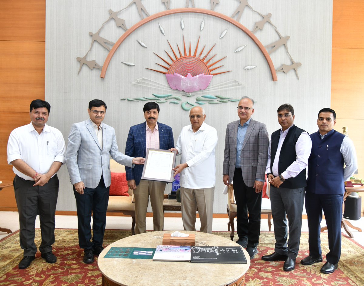 CMOGuj's tweet photo. 77મા પ્રજાસત્તાક દિવસ નિમિત્તે નવી દિલ્હી ખાતે યોજાયેલી રાષ્ટ્રીય પરેડમાં ગુજરાત દ્વારા રજૂ કરવામાં આવેલા ‘સ્વતંત્રતા કા મંત્ર : વંદેમાતરમ્’ થીમ આધારિત ટેબ્લોને સતત ચોથા વર્ષે ‘પોપ્યુલર ચોઈસ કેટેગરી’માં પ્રથમ સ્થાન મેળવવા બદલ ભારત સરકાર તરફથી પ્રાપ્ત થયેલ વિજેતા ટ્રોફી અને પ્રશંસાપત્ર મુખ્યમંત્રી શ્રી ભૂપેન્દ્રભાઈ પટેલને આજે માહિતી અને પ્રસારણ સચિવશ્રી તેમજ માહિતી કમિશનરશ્રી દ્વારા ગાંધીનગર ખાતે અર્પણ કરવામાં આવ્યા હતા.