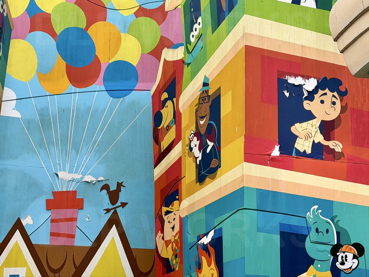 [Live] 🚧🚨 Poor condition of Worlds of Pixar Meet &amp; Greet backdrop!

➡️ The M&amp;G backdrop, modified in 2023, is now showing advanced wear, with multiple visible tears &amp; damaged surfaces:
➖ A refurbishment by #DisneylandParis now appears unavoidable.
➡️💭 This area would clearly