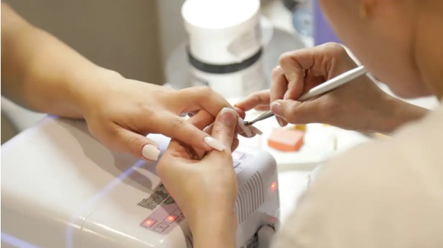 SASSI_Brownyard's tweet photo. Salons are turning to “#clean ” &amp; “#green ” products, but the @FDA_Drug_Info doesn’t require #safetytesting. The study urges clearer ingredient #labels and standardized #marketing rules so #salon owners and clients can make better-informed choices. https://t.co/ypjCP5vRKi https://t.co/z4ePsH6qHo