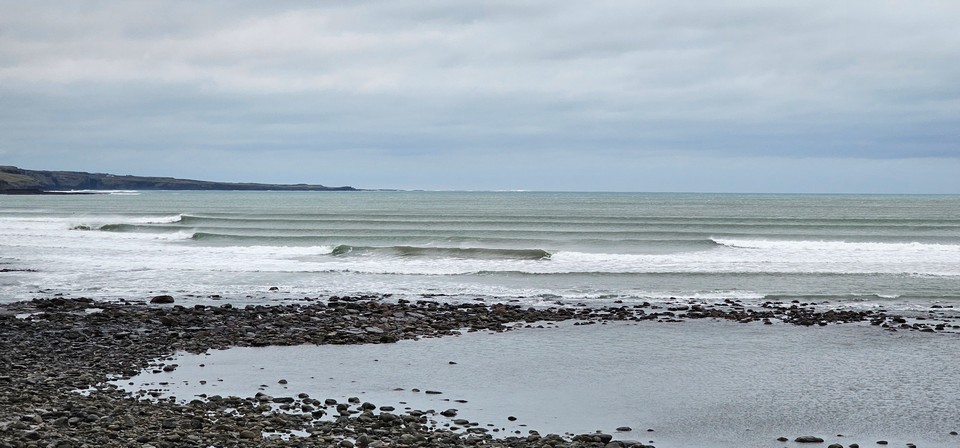 3ft clean waves with a fresh offshore wind, 18knt E. Air 7C, sea 9.5C, high tide 17:48 and 06:03, low tide 11:15 and 23:27 #SurfReport