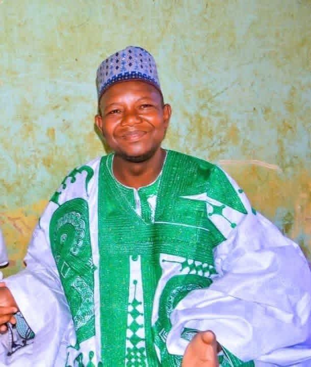 RakaFatima's tweet photo. Be taba zagin kowa ba. Be taba kushe kowa ba. Duk abinda zaka fada masa, be ma san kana yi ba. Shi dai kawai kullum karatun sa yake yi. Yana bada ilimi daidai da fahimtar sa. Allah ya jikan Sheikh Rigi-Rigi ya gafarta masa. Allah ya sada shi da Masoyin sa Shugaba Annabi Muhammadu https://t.co/NNNuhIdS7x