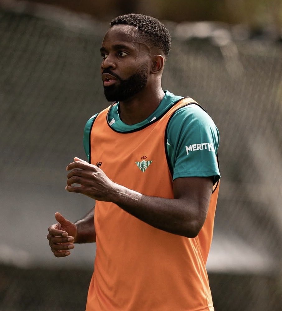 GonzaloTortosa's tweet photo. 🟢⚪️🚨 ÚLTIMA HORA.

❗️Cédric Bakambu acaba de salir de la CD del Real Betis sin hacer declaraciones. 

❌ A esta hora, el delantero no ha dado el OK para su marcha. 

Se sigue intentando desbloquear su salida. La imagen en @elchiringuitotv. https://t.co/PFp9mhessQ