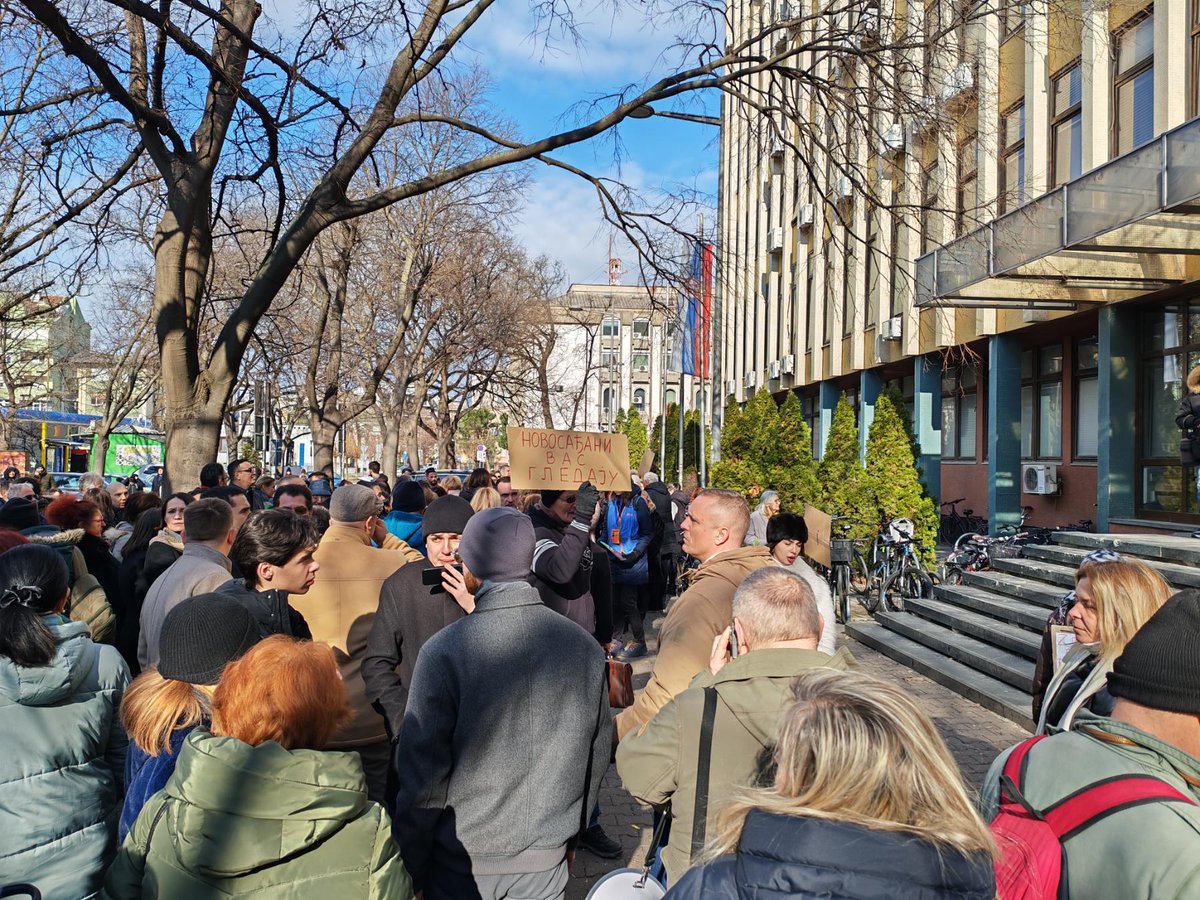 🟡 Danas su se ispred zgrade Suda u Novom Sadu okupili sudije, tužioci i advokati u protestu zbog usvajanja tzv. "Mrdićevih zakona".

🔵 Njihov protest su podržali građani, kao i članovi Demokratske stranke na čelu sa predsednikom Srđanom Milivojevićem.

#demokrate 🟡🔵