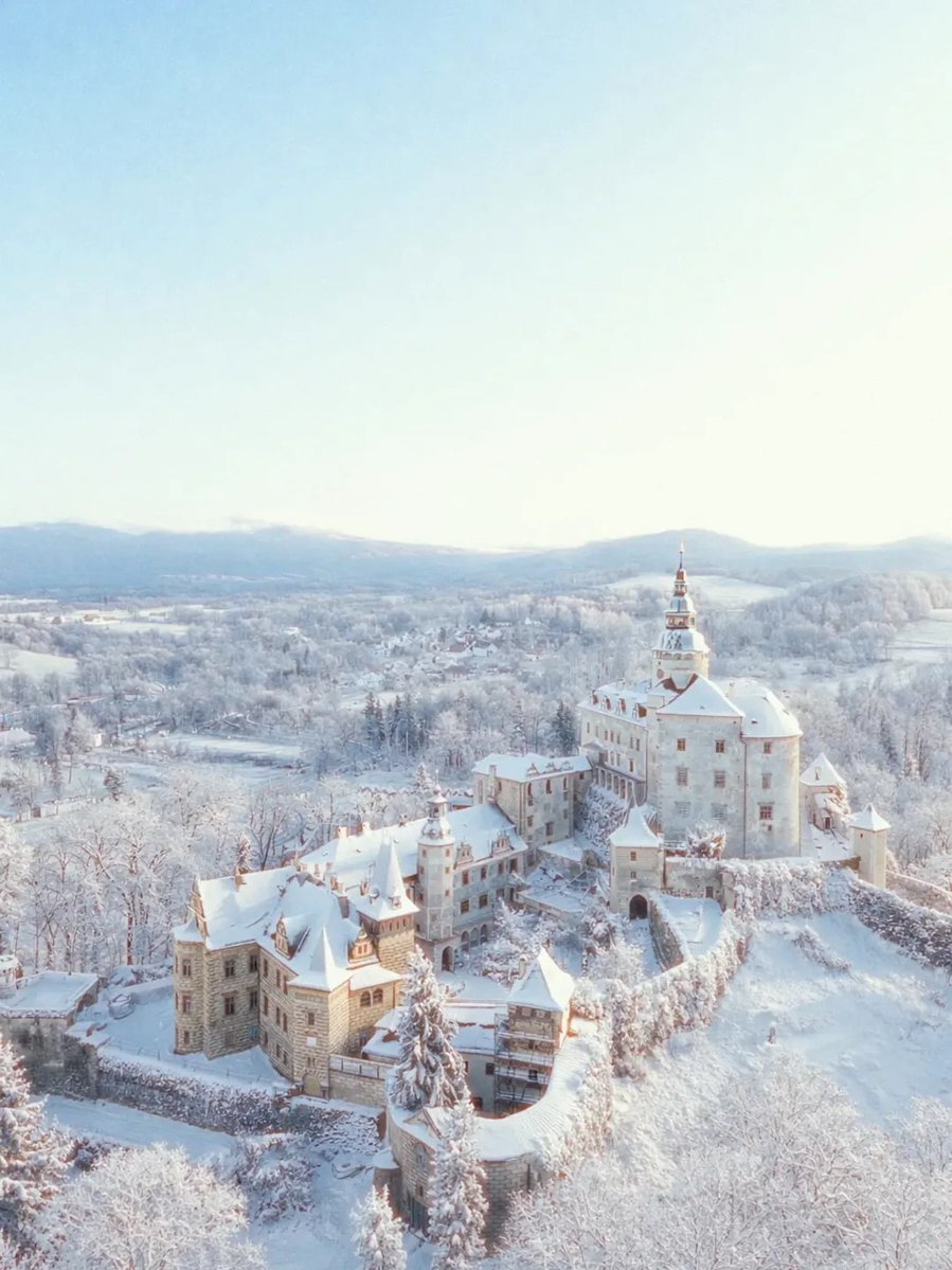 La nieve sigue acariciando la arquitectura palaciega de #Chequia, y creando imágenes tan oníricas como esta del castillo de Frýdlant.
#regiónliberec #visitczechia 

📷 IG: @hrad_frydlant_zamek