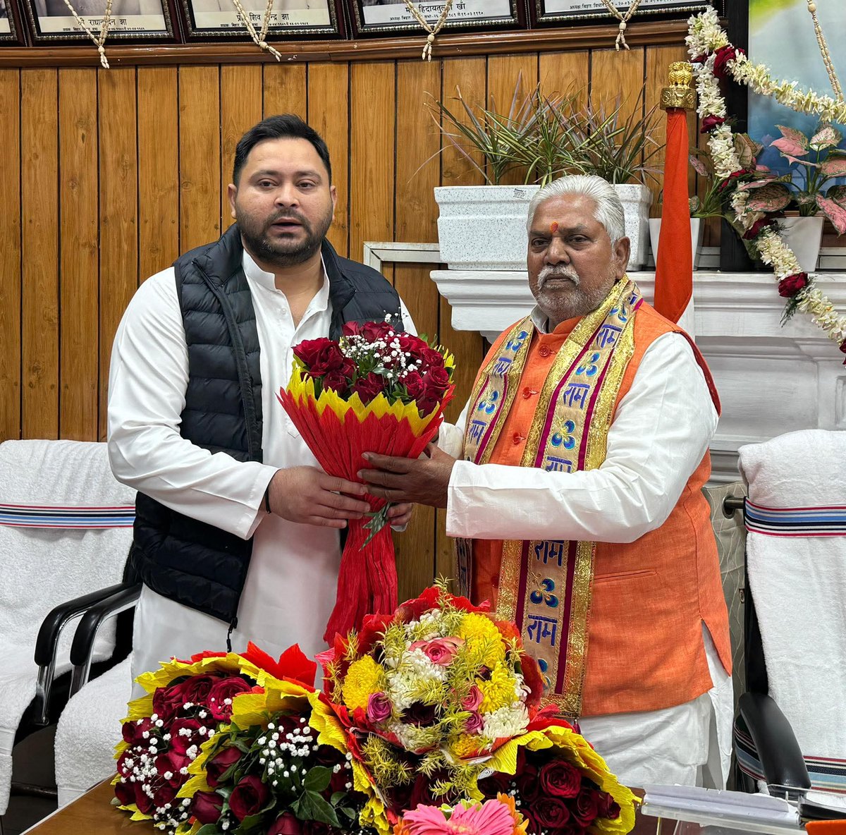 आज अष्टादश बिहार विधानसभा के बजट सत्र की शुरुआत के अवसर पर माननीय अध्यक्ष महोदय का पुष्प गुच्छ भेंट कर स्वागत एवं सम्मान किया। #TejashwiYadav #RJD #bihar #news