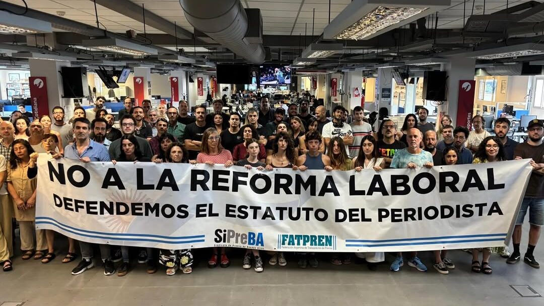 ElExtremoSur's tweet image. #EES Periodistas de todo el país pidieron al Congreso rechazar la derogación del Estatuto del Periodista. En una solicitada firmada por más de 3.000 profesionales, advirtieron que eliminarlo sería un retroceso para la libertad de expresión elextremosur.com/nota/57036-per…