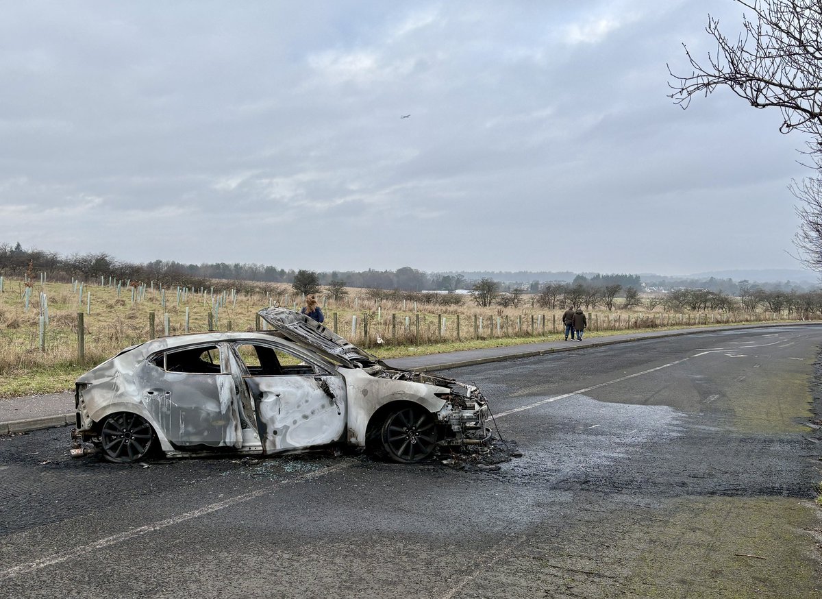 CommentaryIct's tweet photo. @Edinburgh_CC @PSOSNWEdinburgh you might aware of this already, there’s a burnt out car on Silverknowes Road North, just a wee but down from the golf club. https://t.co/YLtyn35d8f