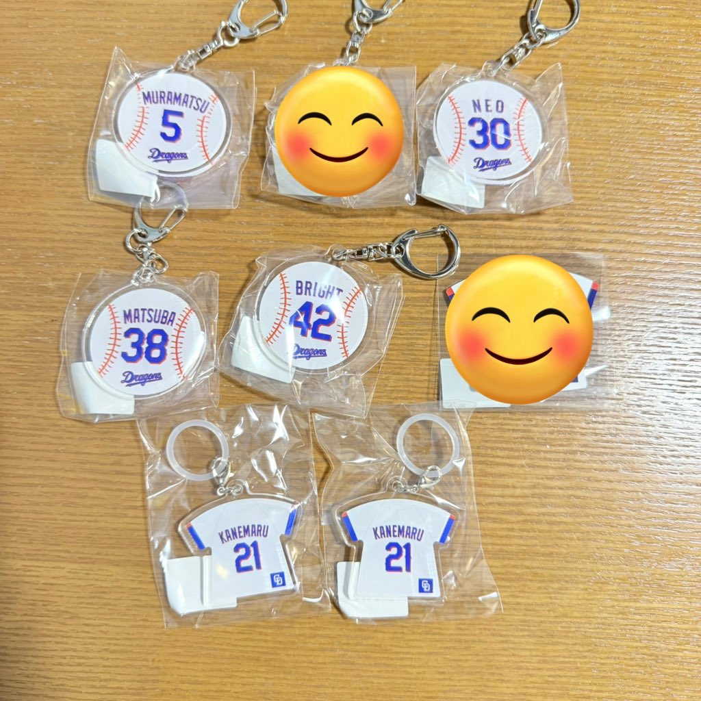 41laau's tweet photo. ドラゴンズガチャ
アクリルキーホルダー　アクリルチャーム
求　👑ユニホーム型ステッカー　7👑
　　↑こちら買取も探してます。
　　同異種1.19
        定価買取（38.42含む方優先）
譲　5.30.38.42.21
2/3.4北谷います。
#ドラゴンズガチャ
#中日ドラゴンズキャンプ https://t.co/t6L0NYVJzY