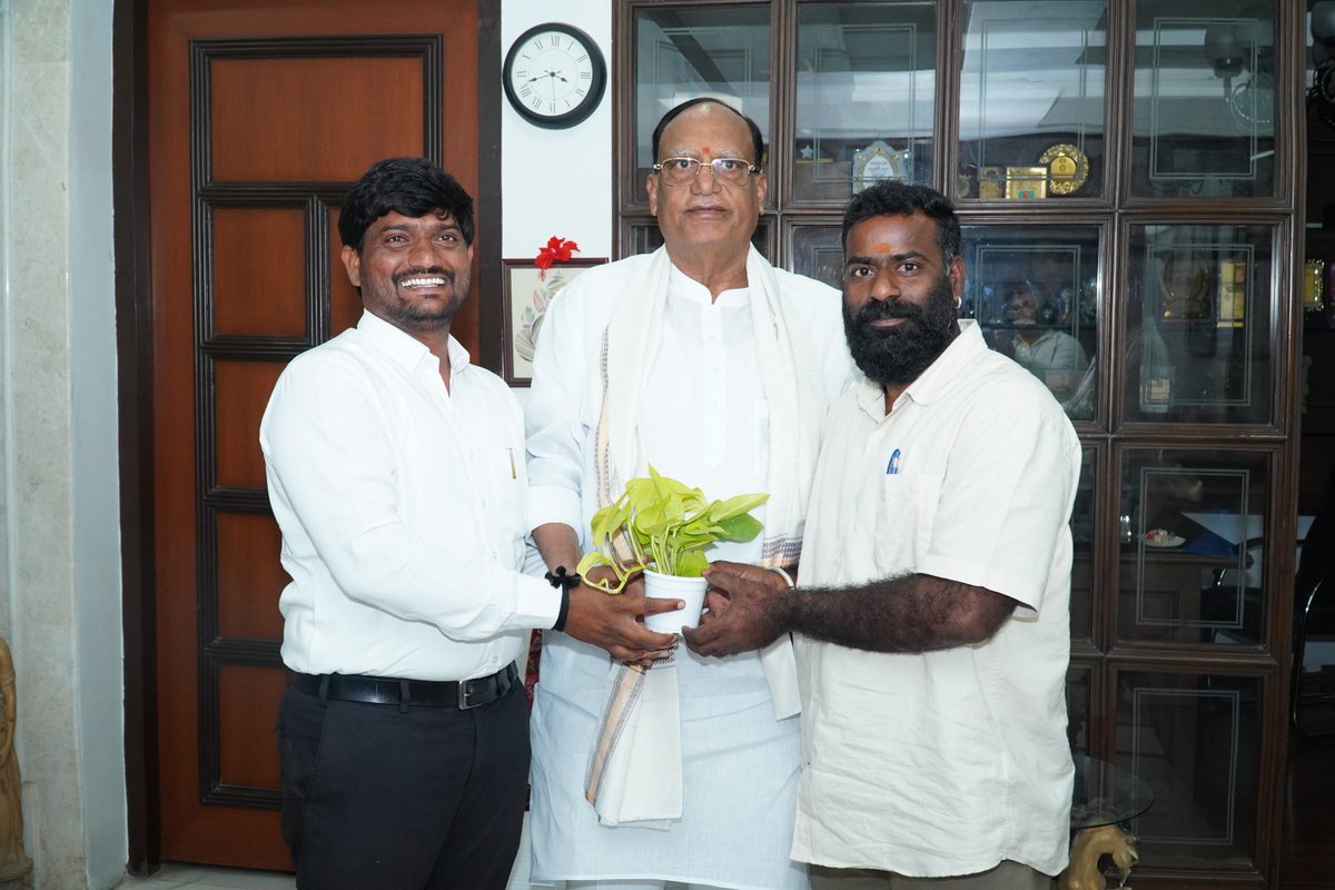 KrishnaAerra's tweet photo. ప్రజల మనిషి, ప్రజా సేవకుడు, పెద్దలు, మాకు మార్గానిర్దేశకులు తెలంగాణ రాష్ట్ర శాసనమండలి చైర్మన్ గౌ. శ్రీ @Gutha_Sukender సార్ గారిని కలిసి జన్మదిన శుభాకాంక్షలు తెలిపిన కాంగ్రెస్ పార్టీ నాయకుడు, న్యాయవాది ఎర్ర కృష్ణ జాంభవ్.@GuthaAmithReddy @revanth_anumula https://t.co/fHhXMSJuwg
