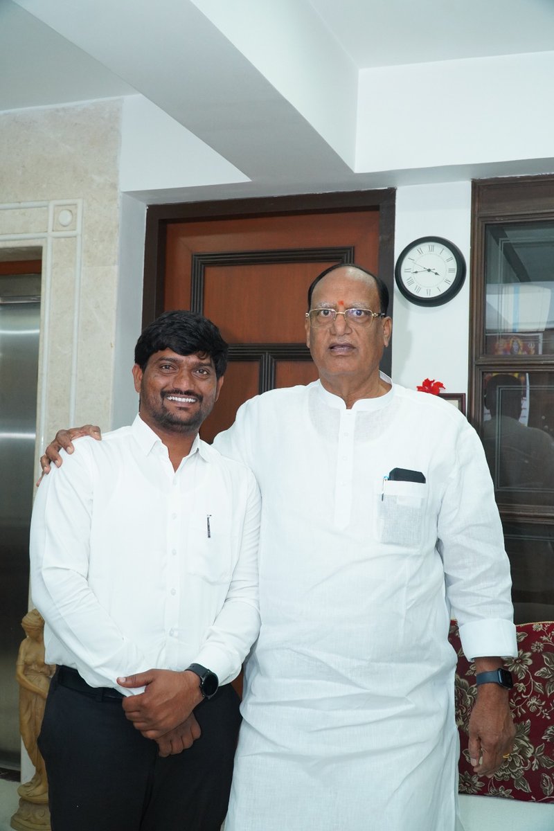 KrishnaAerra's tweet photo. ప్రజల మనిషి, ప్రజా సేవకుడు, పెద్దలు, మాకు మార్గానిర్దేశకులు తెలంగాణ రాష్ట్ర శాసనమండలి చైర్మన్ గౌ. శ్రీ @Gutha_Sukender సార్ గారిని కలిసి జన్మదిన శుభాకాంక్షలు తెలిపిన కాంగ్రెస్ పార్టీ నాయకుడు, న్యాయవాది ఎర్ర కృష్ణ జాంభవ్.@GuthaAmithReddy @revanth_anumula https://t.co/fHhXMSJuwg
