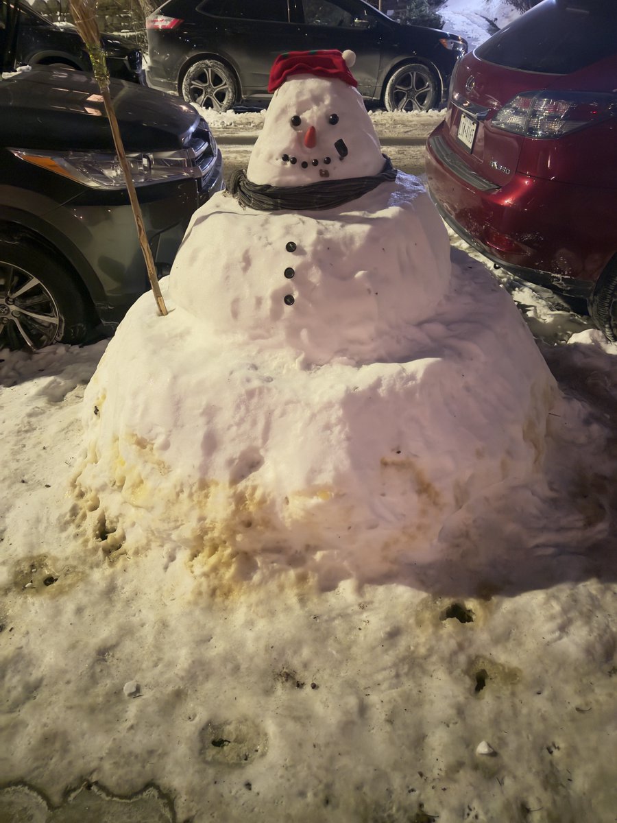 LisaEvers's tweet photo. Good morning!
Heβs running the block for now but how long before he melts? A little warmer as we start our week NYC. See you at 1p anchoring Newsroom Live #foxlocal & later 5p News. Have a great day! ππππΊ #push4peace https://t.co/aN4uWGOLH5