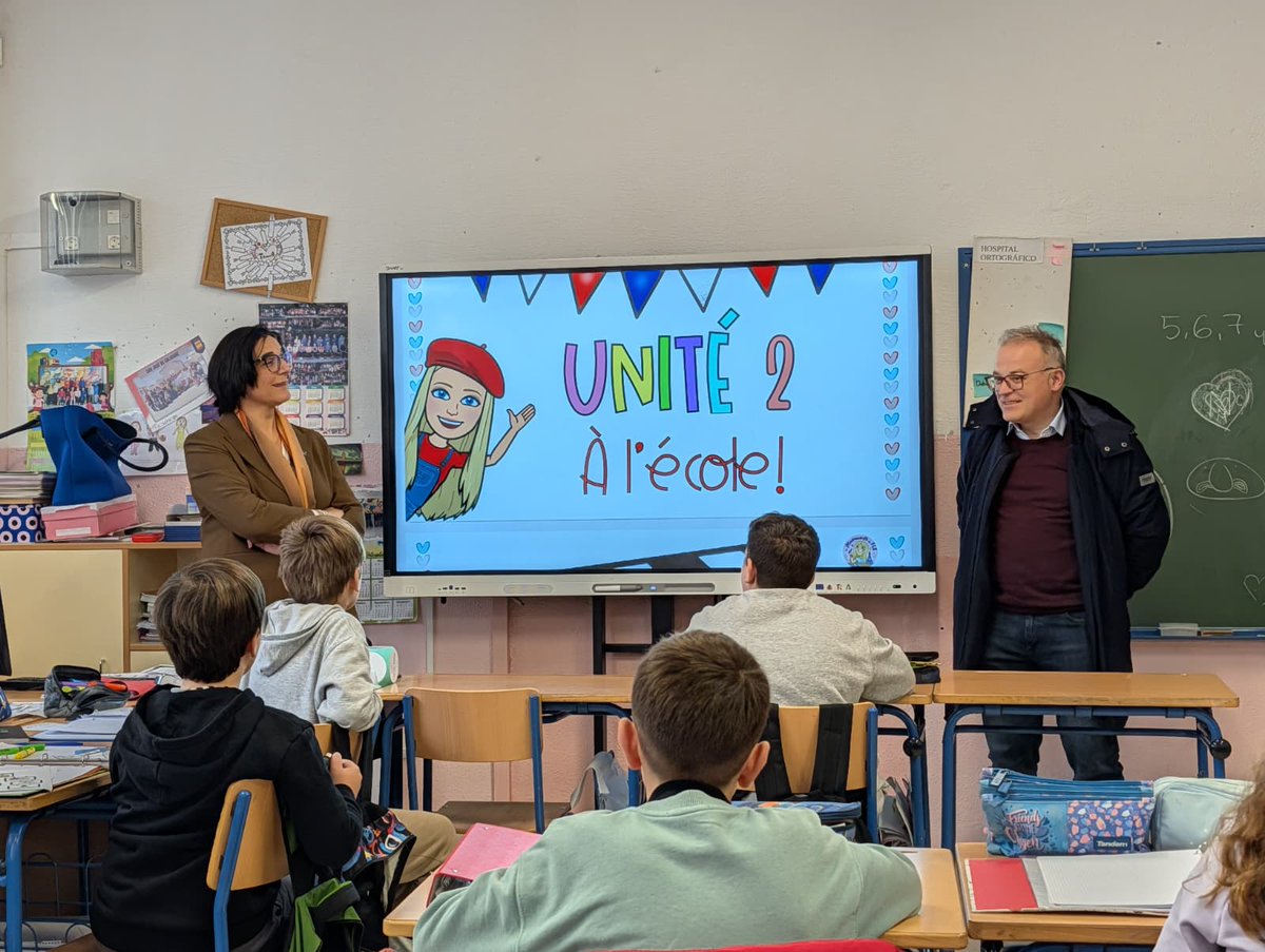JuntaGranada's tweet photo. La delegada de @EducaAnd @MariaJoseBaza, junto al alcalde del @AytoBaza, Pedro J. Ramos, y directores de los centros educativos de #Baza, presenta las inversiones en la Comarca: más de 5 millones para mejorar el confort térmico, digitalización, FP, obras y equipamientos https://t.co/aLJTE8SjAB