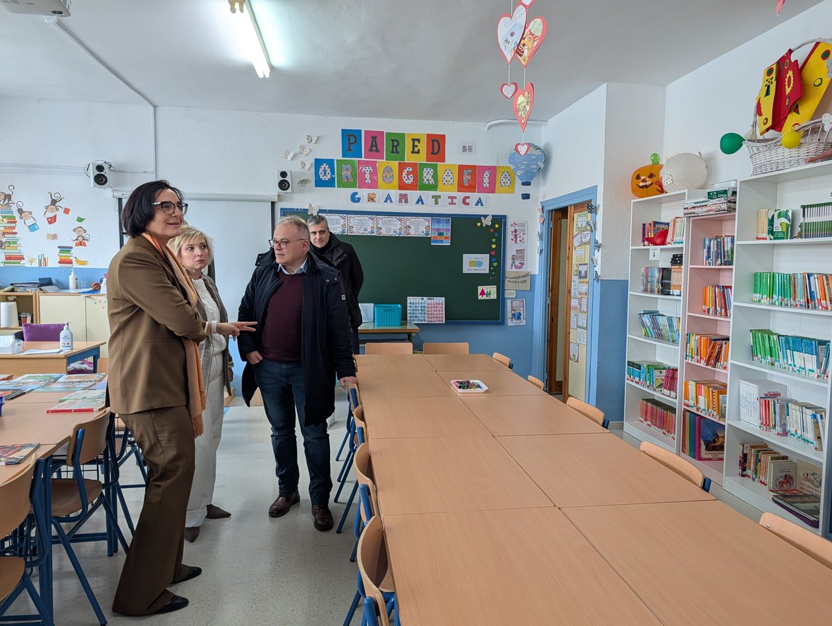 JuntaGranada's tweet photo. La delegada de @EducaAnd @MariaJoseBaza, junto al alcalde del @AytoBaza, Pedro J. Ramos, y directores de los centros educativos de #Baza, presenta las inversiones en la Comarca: más de 5 millones para mejorar el confort térmico, digitalización, FP, obras y equipamientos https://t.co/aLJTE8SjAB