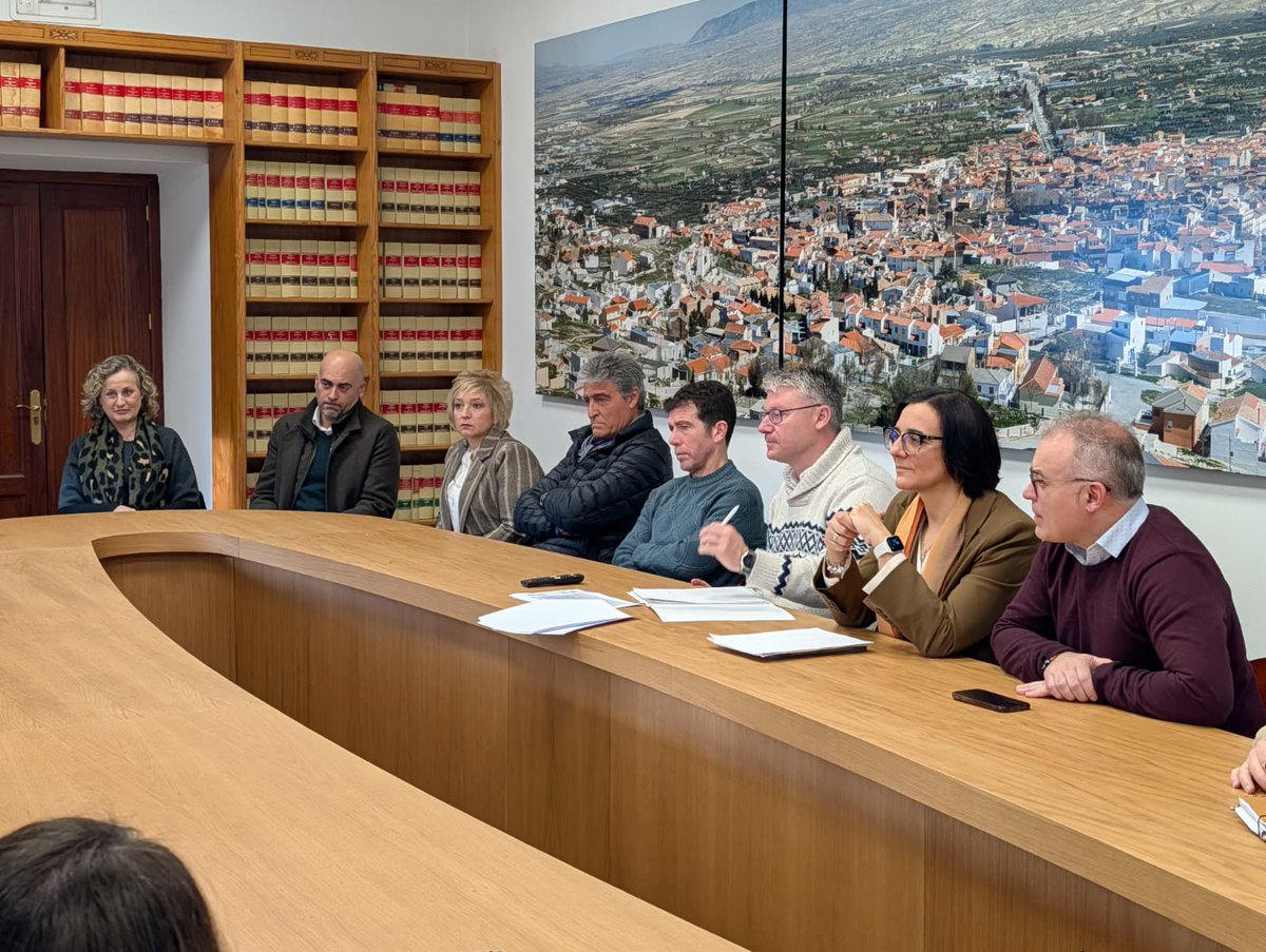 JuntaGranada's tweet photo. La delegada de @EducaAnd @MariaJoseBaza, junto al alcalde del @AytoBaza, Pedro J. Ramos, y directores de los centros educativos de #Baza, presenta las inversiones en la Comarca: más de 5 millones para mejorar el confort térmico, digitalización, FP, obras y equipamientos https://t.co/aLJTE8SjAB