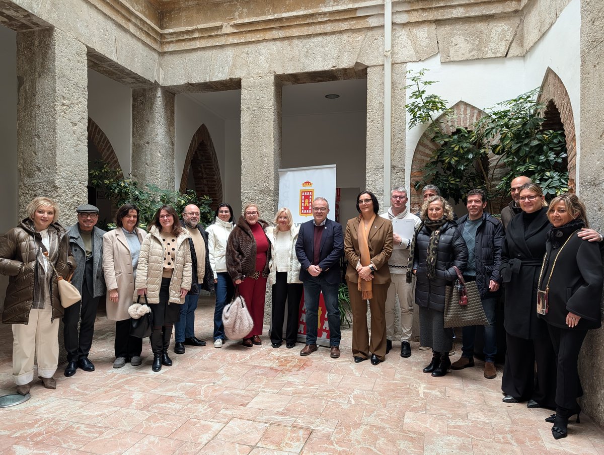 La delegada de <a href="/EducaAnd/">Consejería Desarrollo Educativo y FP</a> <a href="/MariaJoseBaza/">Maria Jose Martin</a>, junto al alcalde del <a href="/AytoBaza/">Ayuntamiento de Baza</a>, Pedro J. Ramos, y directores de los centros educativos de #Baza, presenta las inversiones en la Comarca: más de 5 millones para mejorar el confort térmico, digitalización, FP, obras y equipamientos