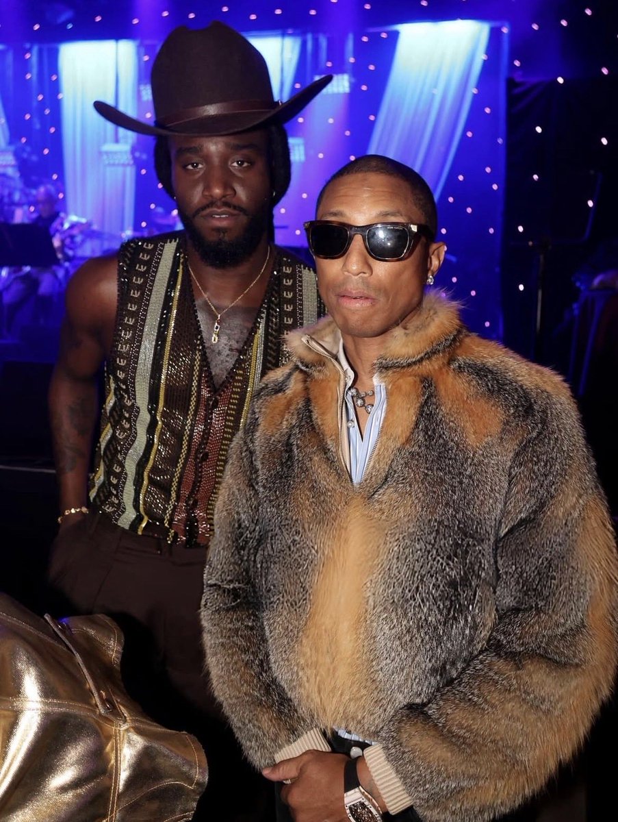 Pharrell Williams made natural fur defining throughout Grammy weekend. For the pre-Grammys gala, he arrived in natural fur. Williams then returned to the spotlight in a floor-length natural fur coat

📸 <a href="/grammys/">The GRAMMYs</a>

#LouisVuitton #Grammys #pharrellwilliams #NaturalFur #Furmark