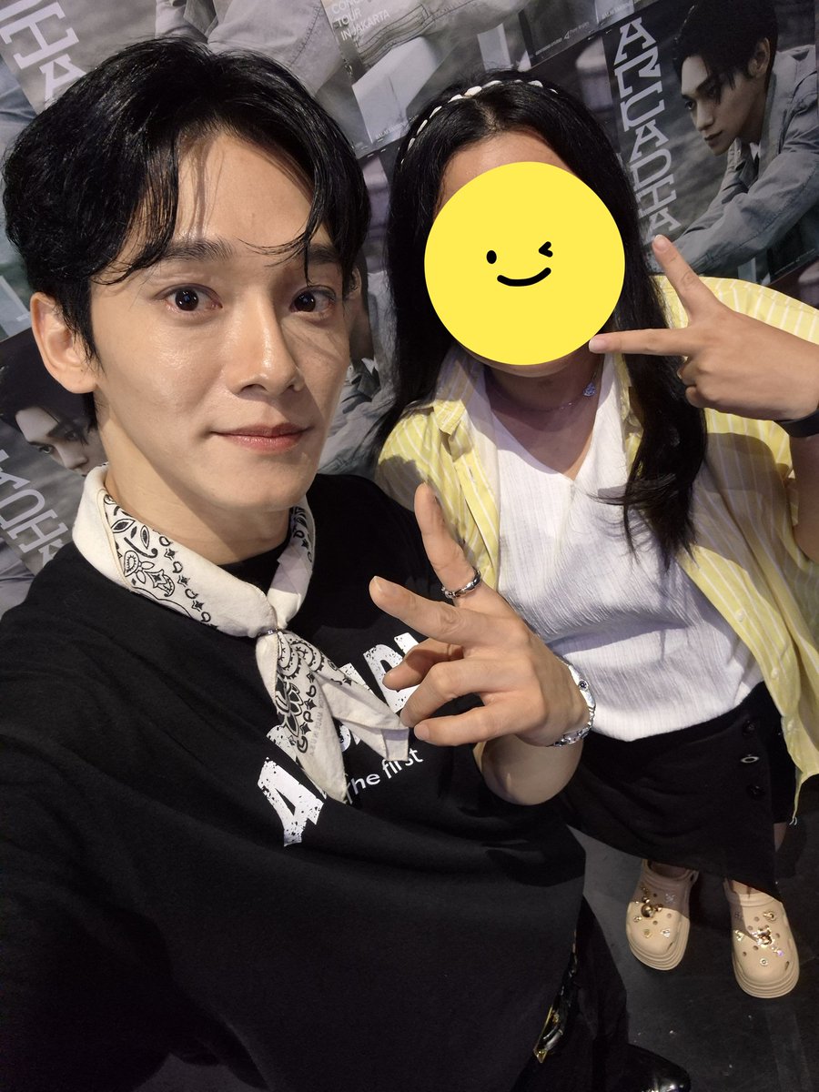 prisilliariesta's tweet photo. With "Before the Petals Fall" playing in the background, I just want to say:

Your voice is my strength, even now and always. Thank you for being here, @CHEN_INB100 💛

#ArcadiaJAKARTA #CHEN_ArcadiaTour
#CHEN #첸 #김종대 #SDJD #SOON https://t.co/VCQaQFCXLV