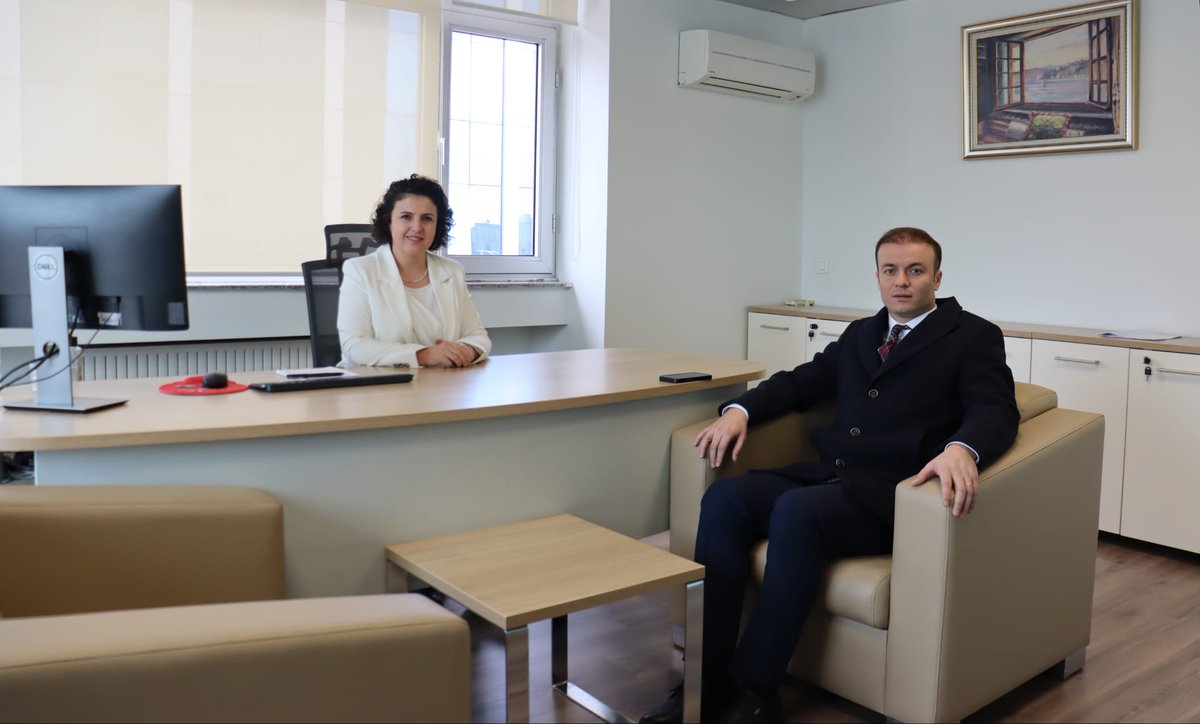 Kaymakamımız Sn. Meriç DİNÇER, Ziraat Bankası İlçe Müdürü Sn. Çiğdem YILMAZ'a iade-i ziyarette bulundu.
Gerçekleşen ziyarette, ilçemizde yürütülen bankacılık hizmetleri ve kamu kurumları arasındaki işbirliği konularında karşılıklı görüş alışverişinde bulunuldu.