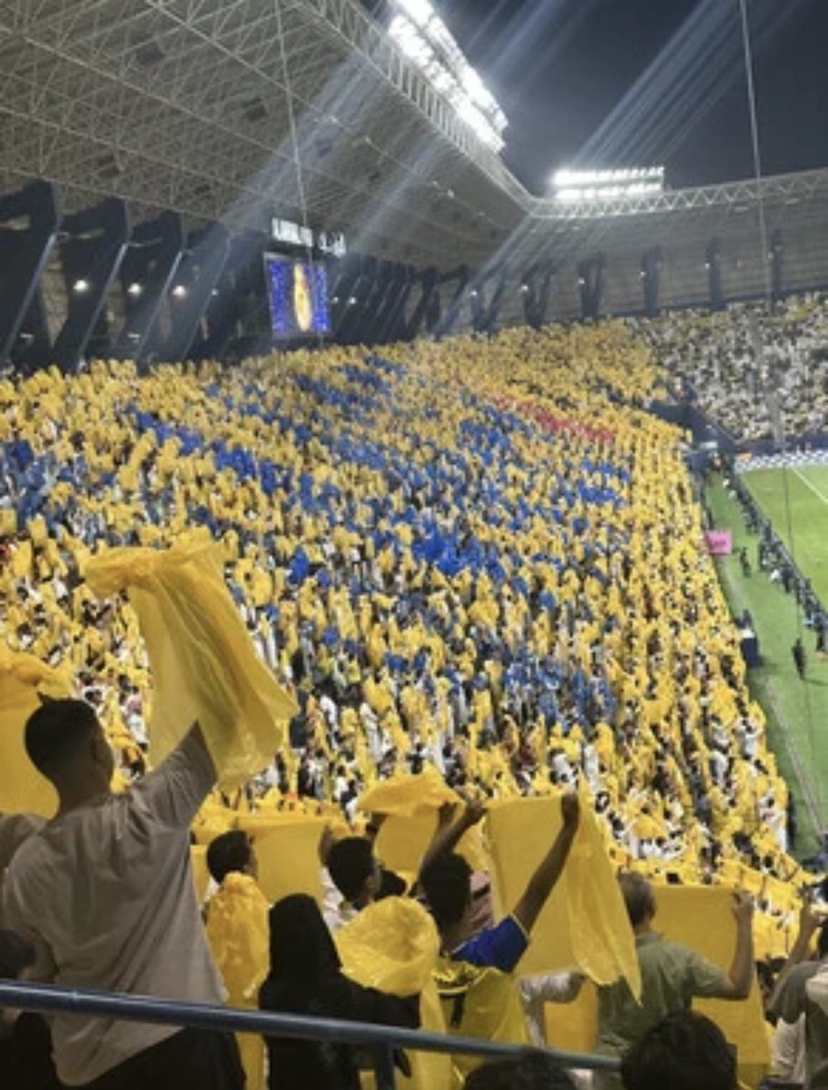مشجع #النصر 
يدفع من وقته وماله وصحته خلف الفريق
يتقبل الخسارة داخل الملعب
لكن أصعب ما يؤلمه هو شعوره 
أن الخذلان يأتي من خارج المستطيل الأخضر
السؤال الذي يطرح نفسه
متى يحظى بالتقدير والاهتمام الذي يستحق مقابل كل ما يقدمه للفريق؟
#نادي_النصر 
#النصر_الرياض
#كريستيانو_رونالدو